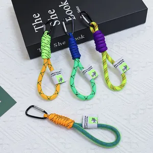 Set di quattro portachiavi colorati in corda intrecciata con moschettoni in metallo