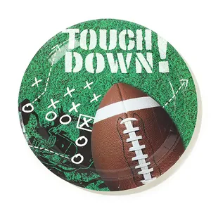 Detailansicht eines American-Football-Partytellers mit Rasen-Hintergrund und Text
