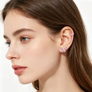 Detaillierte Ansicht von rosa Schmetterling-Ohrringen und Helix-Stecker-Set am Ohr
