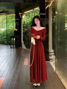 Robe longue rouge élégante de style français avec dentelle sur un mannequin
