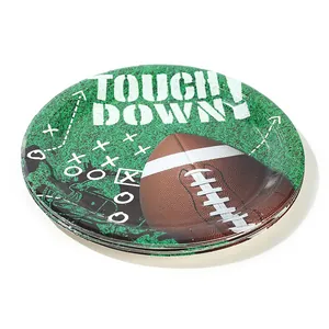 Nahaufnahme von Einweg-Papptellern mit einem lebendigen American-Football-Touchdown-Design