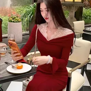 Robe longue rouge de style français avec dentelle et coupe ajustée