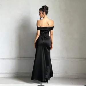 Vue arrière détaillée de la robe de soirée noire à épaules dénudées avec lacets corset