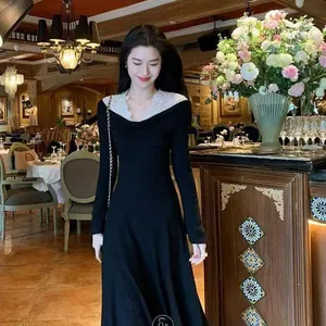 Robe longue noire élégante avec col en dentelle française, coupe ajustée pour femme