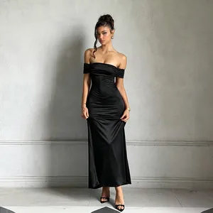 Élégante robe longue noire à épaules dénudées avec corsage corset pour les soirées