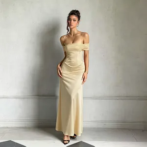 Robe de soirée élégante champagne à épaules dénudées portée par un mannequin en studio