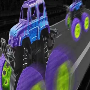Λεπτομερής πλάγια όψη ενός μωβ παιχνιδιού monster truck 4WD σε πίστα αγώνων