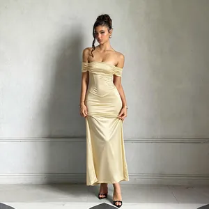 Élégante robe longue sirène en satin champagne à épaules dénudées pour soirées chics.
