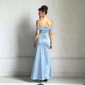 Détail de dos de robe de soirée en satin bleu clair avec corset à lacets ajustable