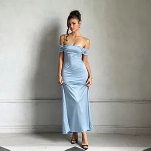 Robe de soirée élégante en satin bleu clair, épaules dénudées, vue de plain-pied.