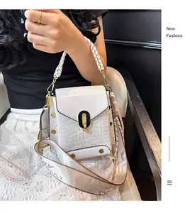 Elegante borsa a tracolla bianca motivo coccodrillo con tracolla larga e manico intrecciato