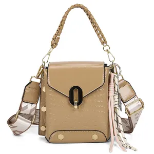 Borsa a tracolla beige stile coccodrillo con tracolla larga e manico intrecciato
