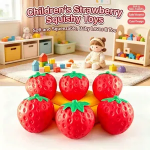Gros plan de six jouets squishy fraise réalistes dans une salle de jeux lumineuse