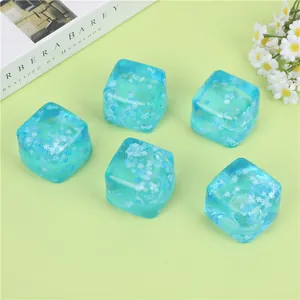 Primo piano di cubetti antistress blu traslucidi con motivi a fiocco di neve