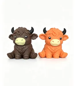 Χαριτωμένα παιχνίδια Highland cow σε καφέ και πορτοκαλί χρώμα σε λευκό φόντο