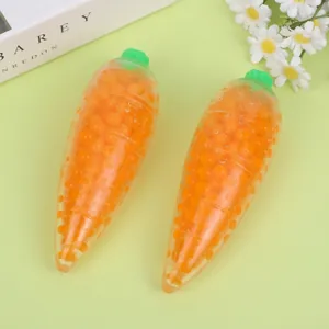 Dettaglio di palline antistress a forma di carota con sfere di gel sensoriale arancione