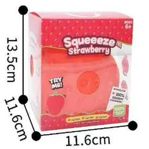 Détails de l'emballage du squishy fraise rouge montrant les dimensions 13,5x11,6x11,6 cm