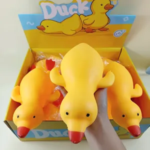 Détail d'un jouet de décompression en forme de canard jaune tenu dans la main