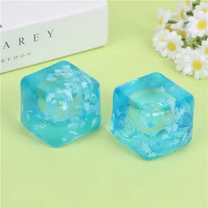 Dettaglio ravvicinato di squishy a forma di cubetto d'acqua blu con fiocchi di neve