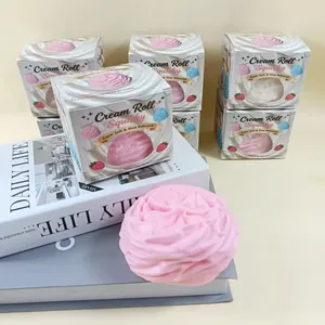 Gedetailleerde weergave van een roze cream roll squishy met de originele verpakkingen