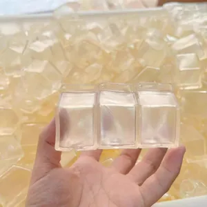 Gros plan sur les peaux de squishy DIY boîte de lait translucide pour jouets anti-stress