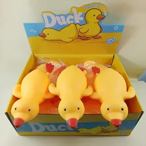 Vue détaillée de trois jouets anti-stress canard jaune dans une boîte de présentation colorée