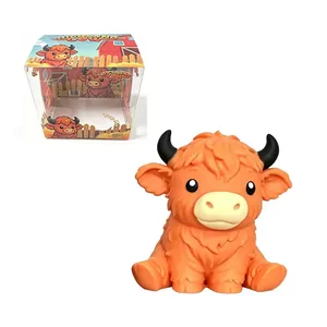 Λεπτομερής προβολή του πορτοκαλί Highland Cow squishy παιχνιδιού με τη χρωματιστή συσκευασία.