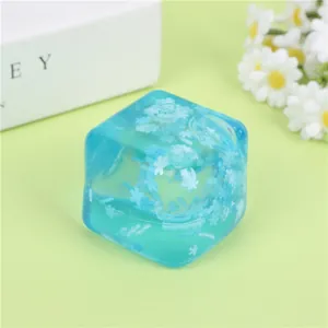 Vista dettagliata del cubo giocattolo antistress blu con motivi di fiocchi di neve