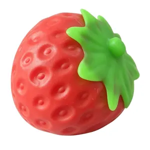 Vue détaillée d'un jouet fraise spongieux souple avec une texture de surface réaliste.