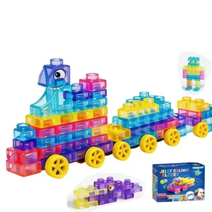 Bloques de construcción de gelatina suave traslúcida ensamblados en un tren de juguete colorido
