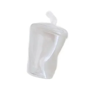 Vista detallada de una taza de goma blanda TPR semitransparente con pajita para juguetes DIY