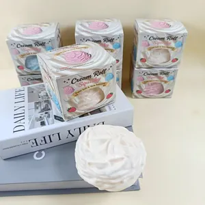 Close-up van wit squishy-speelgoed in de vorm van een roomrol met cadeauverpakking