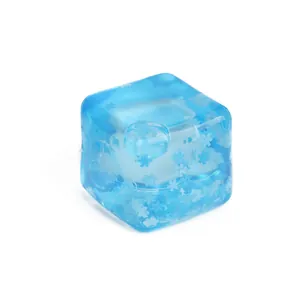 Antistress a forma di cubetto di ghiaccio blu traslucido con motivi a fiocco di neve