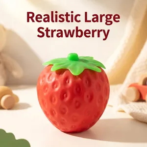Gros plan d'un jouet squishy fraise montrant sa texture réaliste et ses feuilles vertes