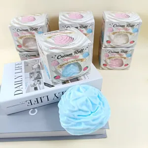 Detailopname van een blauwe cream roll squishy en de bijbehorende productverpakkingen.