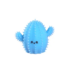 Vue détaillée d'un jouet cactus bleu en TPR avec un visage mignon pour le stress