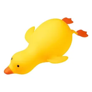 Détail macro d'un canard en caoutchouc jaune souple pour soulager le stress des adultes