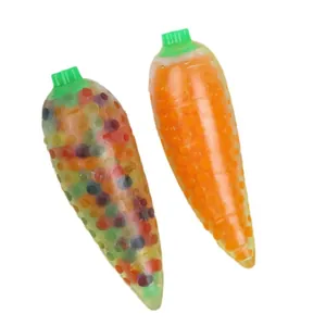 Giocattolo antistress a forma di carota con perle d'acqua per bambini sul bianco.