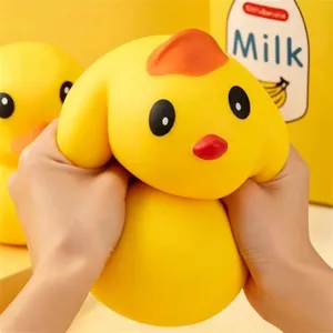 Gros plan d'un jouet canard jaune souple pressé pour démontrer le soulagement du stress