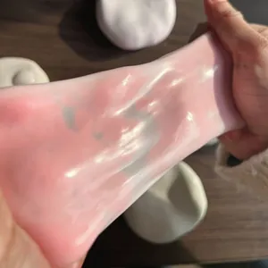 Gros plan d'un jouet antistress mochi rose translucide étiré pour la détente