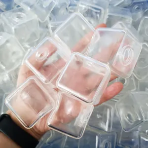 Primer plano de cubos huecos cuadrados de TPR transparente para juguetes antiestrés