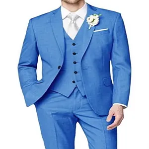 Himmelblauer dreiteiliger Slim-Fit-Anzug für Herren mit weißer Krawatte und Blume