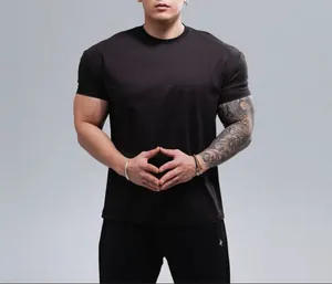 Detailopname van de muscle-fit pasvorm en ademende stof van een zwart sportshirt