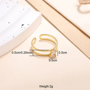 Detailansicht eines verstellbaren Edelstahlrings mit quadratischem Zirkonia und 18k Gold