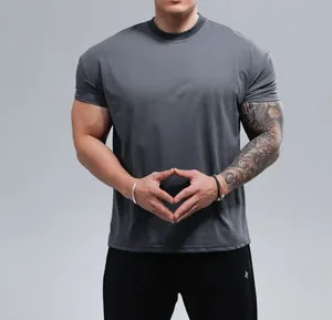 Gedetailleerde weergave van het donkergrijze slim-fit sportshirt voor spierfitness