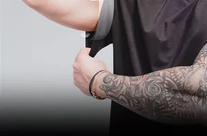 Detail van ademend, sneldrogend sport-T-shirt voor heren met zichtbare textuur
