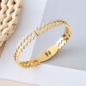 Eleganter goldener Zickzack-Armreif aus Titanstahl mit funkelnden Steinen für Damen