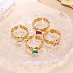 Detailansicht von vier verstellbaren goldfarbenen Ringen mit bunten Zirkoniasteinen