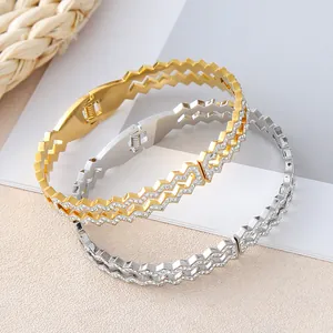 Elegante hohle Zickzack-Armreifen aus Titanstahl mit funkelnden Strasssteinen in Gold und Silber.