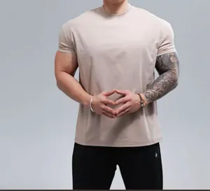 Detailopname van een ademend beige sport-T-shirt voor gespierde mannen in beige